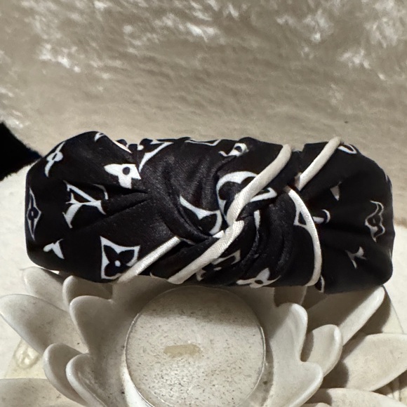 Stylish Black and White Headband main image 4